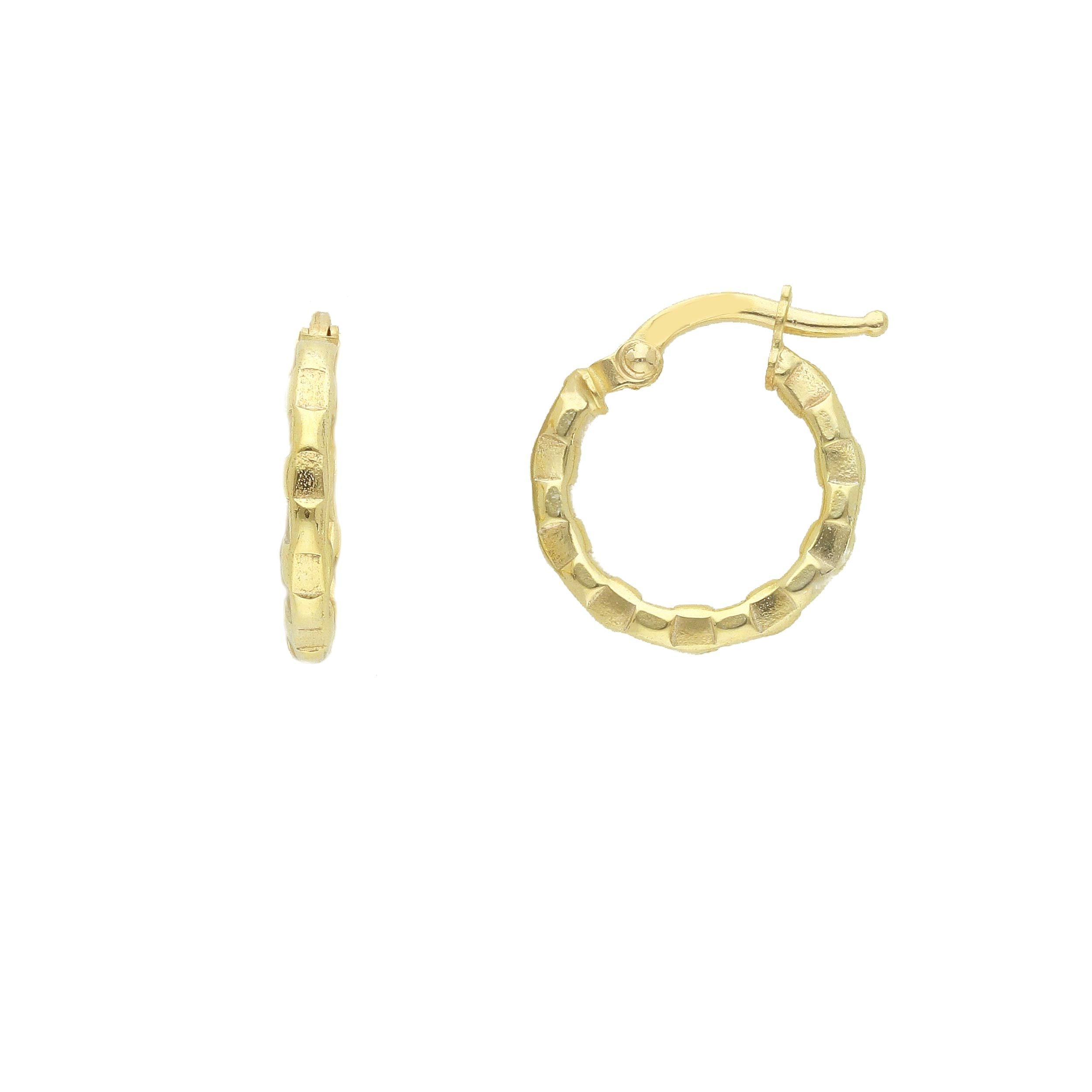 Textured 14kt gold hoop earrings by Almas Jewellery Vienna, showcasing their elegant design and gold finish.