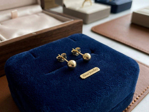 14k solid yellow gold ball stud earrings by Almas Jewellery Vienna, made in Italy, featuring smooth, polished gold balls.